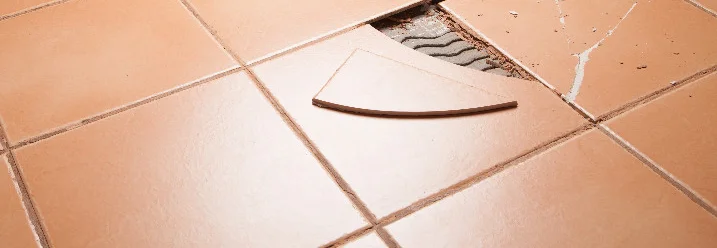 Kaputte Fliese auf Fliesenboden